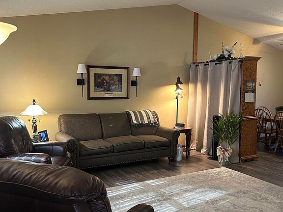 3rd image of 216 Gateway Dr