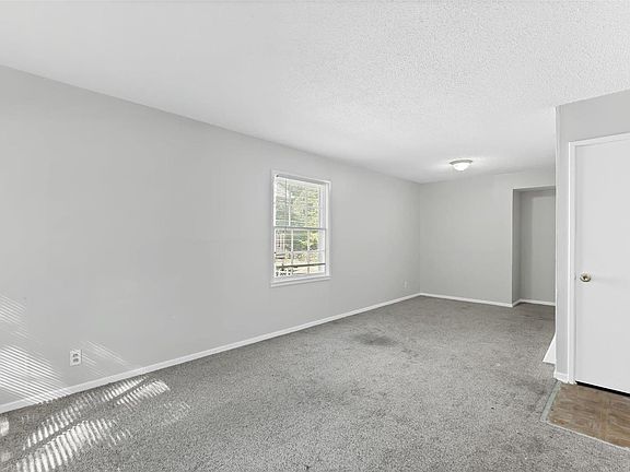 3rd image of 205 Dundee Cir