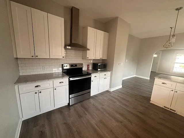 Kitchen (oven, hood and microwave)