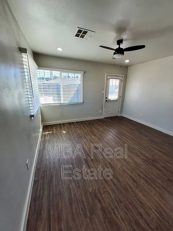 1 bed, 1.0 bath, 550 sqft, $950 — Photo 2