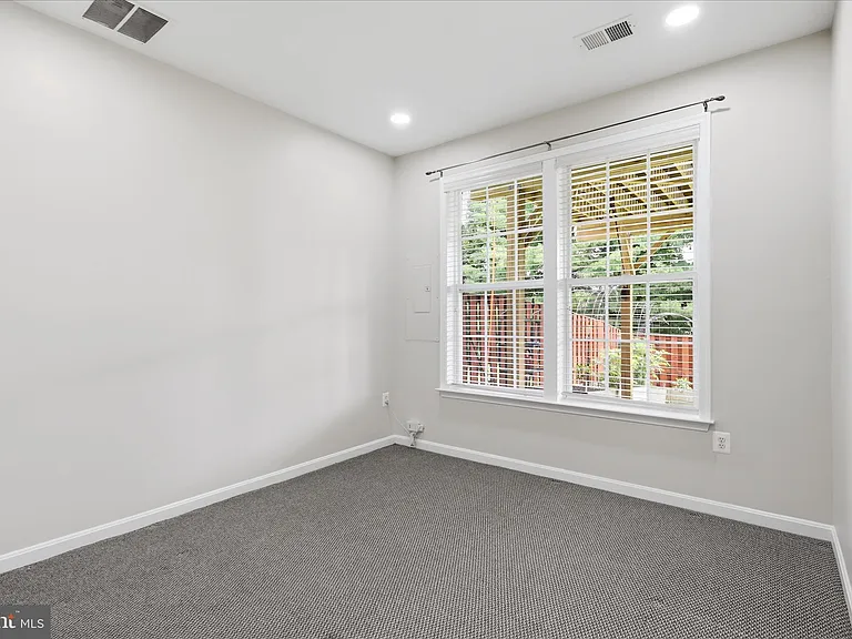 812 Sydney Ter NE — Photo 33