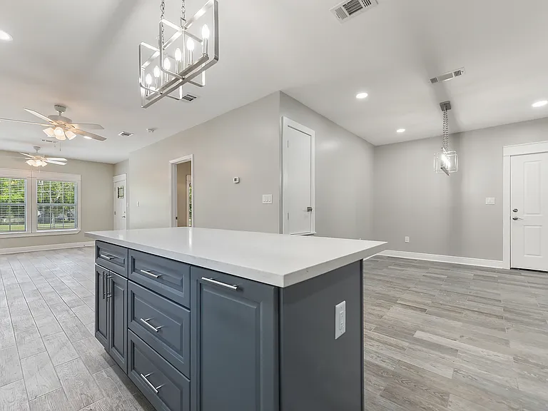 Kitchen island w/room for 4 stools on dining room side
