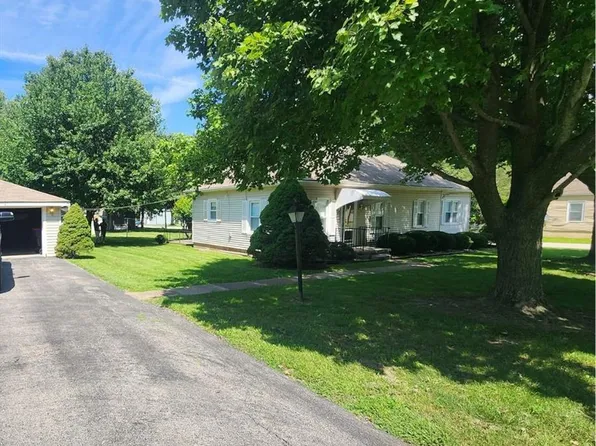 402 Oak St W, Greenwood, MO 64034