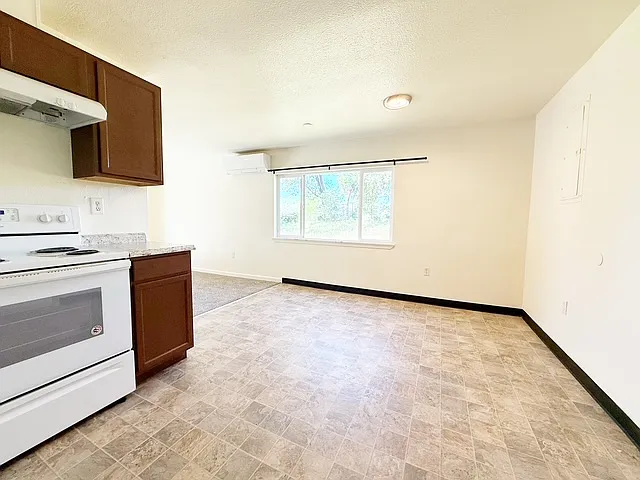 2860 Hemlock St #B — Photo 3