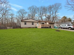 205 Horton Ct, Manorville, NY 11949