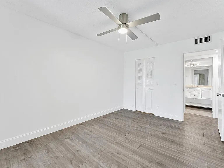 1052 Hythe Pl #C — Photo 10