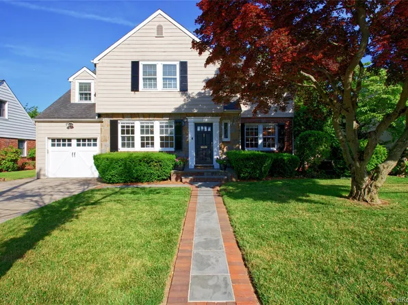 23 Foster Avenue, Malverne, NY 11565