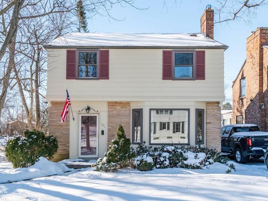 201 McMillan Rd, Grosse Pointe Farms, MI 48236
