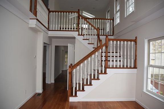 3rd image of 105 Farm St