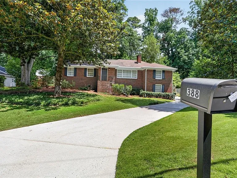 388 Lakemoore Dr NE — Photo 1