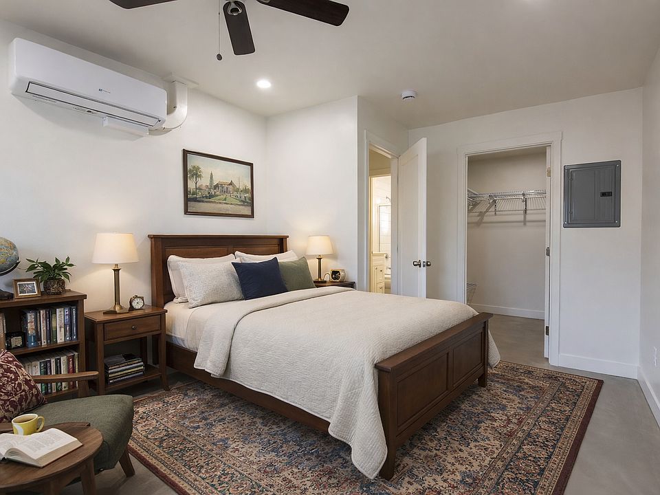 1st image of 1423 N Venice Ave #11547318