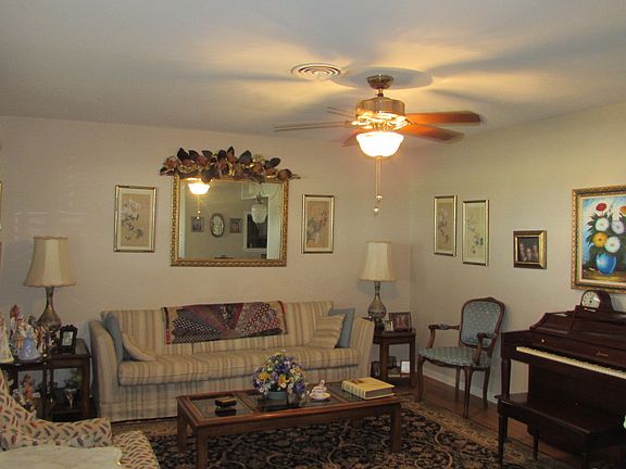 3rd image of 604 E Inez St