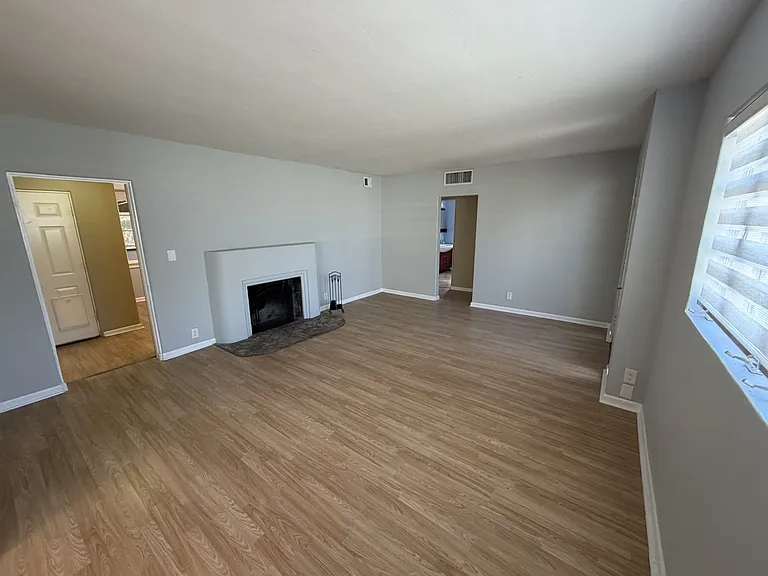 537 W Mariposa St — Photo 8