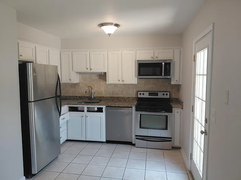 728 Harbor Ln — Photo 3