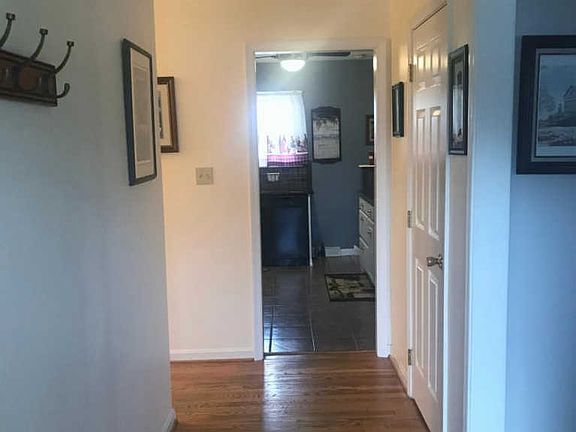 3rd image of 820 Bradford Ln