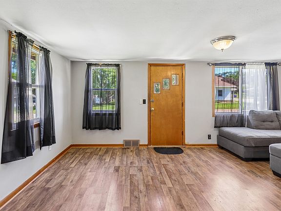 3rd image of 204 Grand St