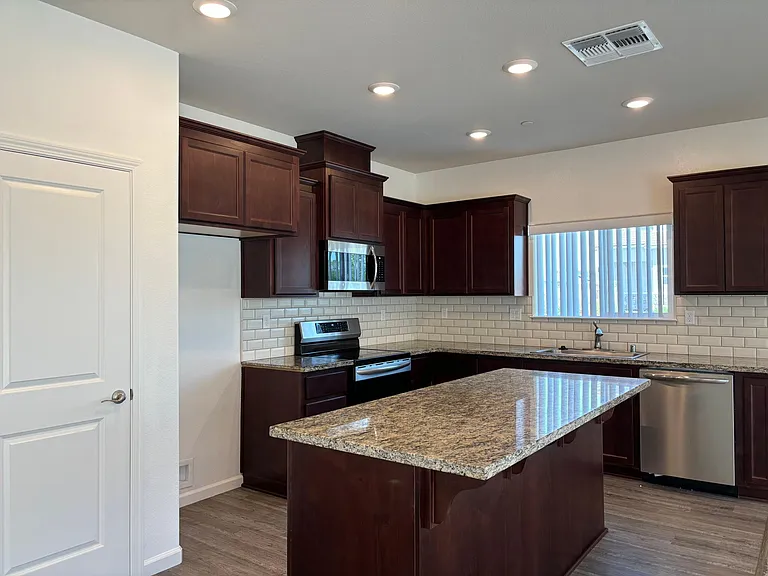 1020 Baywood Greens Dr — Photo 2