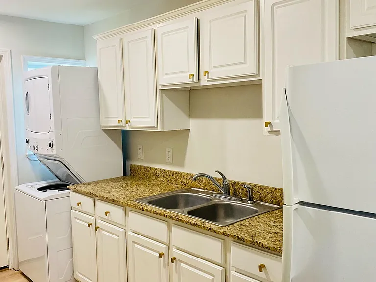 141 Pine Grove Ave — Photo 4