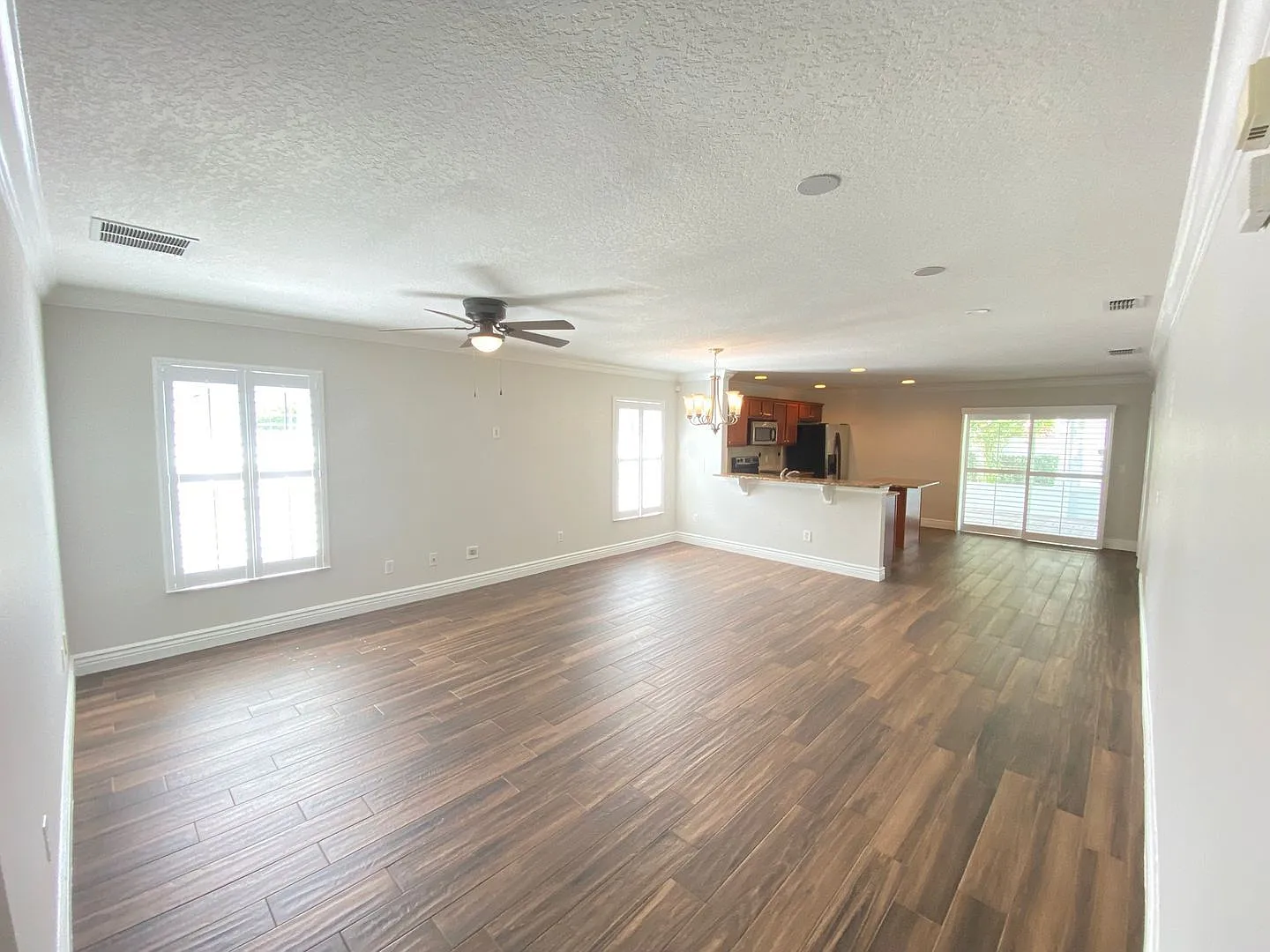3 bed, 2.0 bath, 1692 sqft, $2,595 — Photo 4