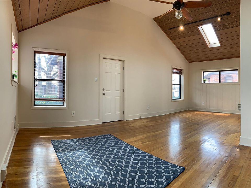 Tall vaulted ceilings, abundance of natural light