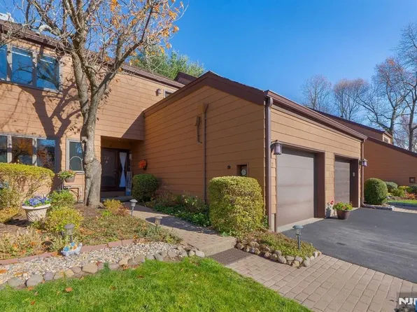 32 S Bayard Ln, Mahwah, NJ 07430