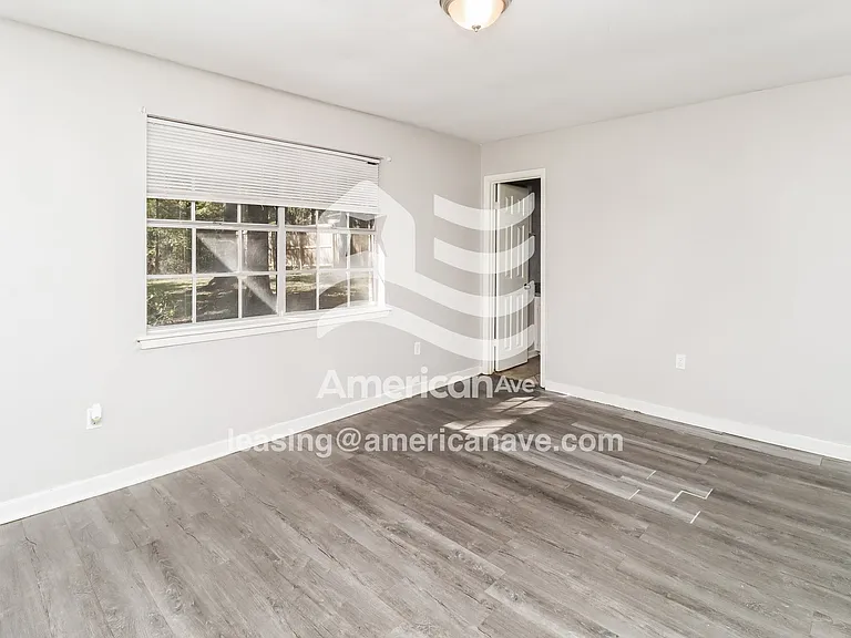 1418886_004_living_room_14086279.jpg
