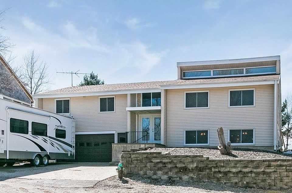 1st image of 50 Lakeside Dr NE