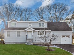 52 Degnon Blvd, Bay Shore, NY 11706