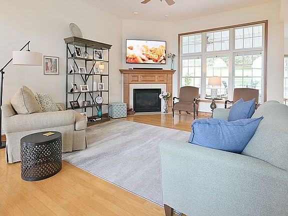 3rd image of 830 Forrest Ridge Dr