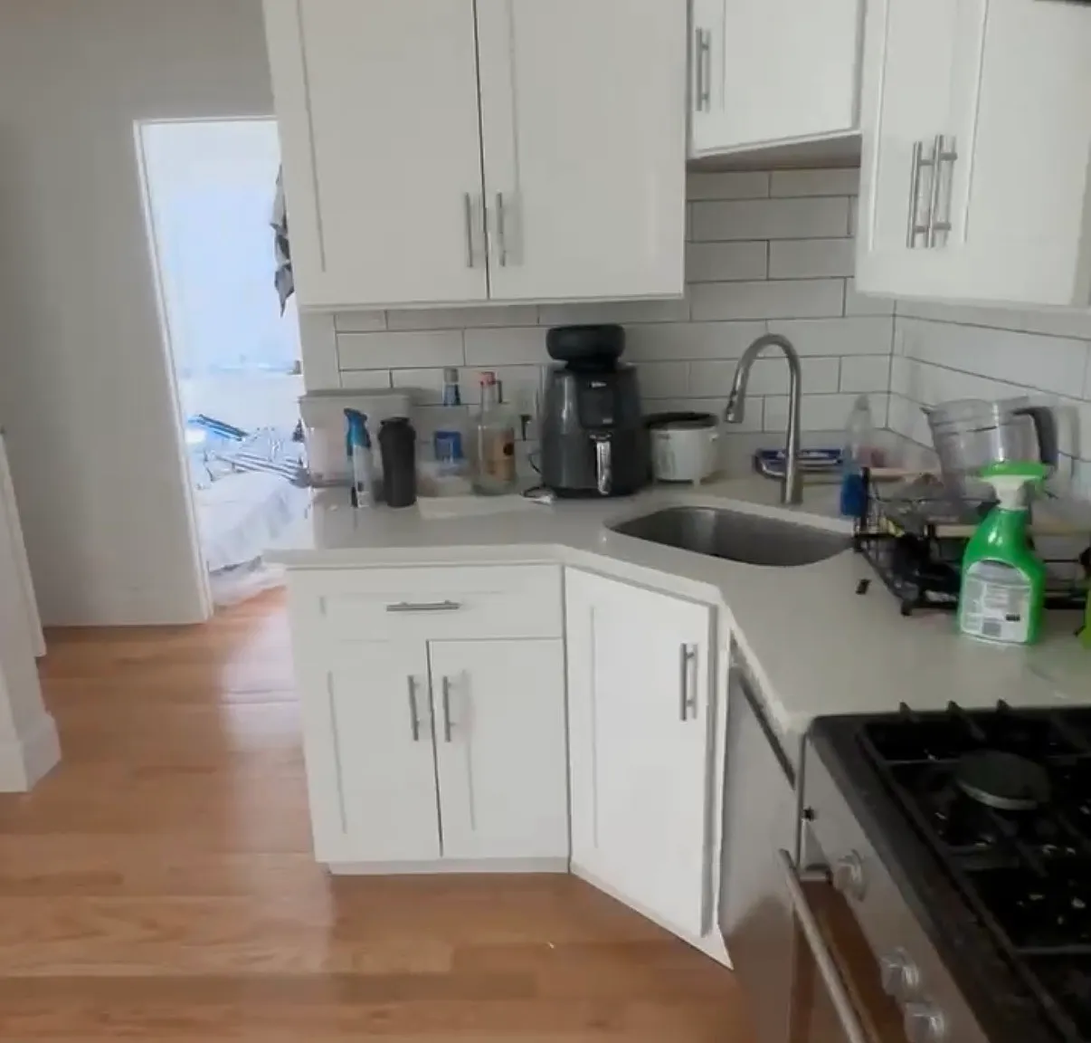 3 bed, 750 sqft, $5,825 — Photo 1
