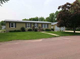 622 11th St, Heron Lake, MN 56137