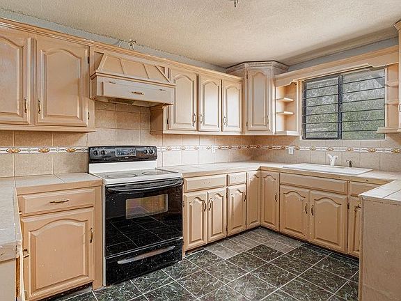 5th image of 7221 S San Joaquin St