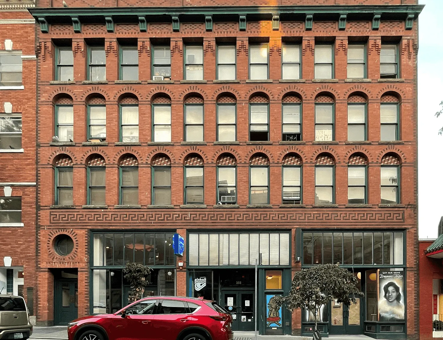 Eastern Hotel — Photo 1