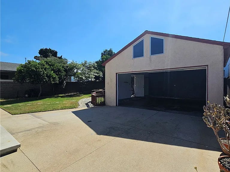 12627 Manor Dr — Photo 32