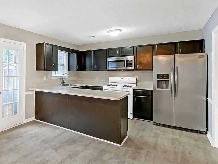 4000 Sand Wedge Cir NW — Photo 2
