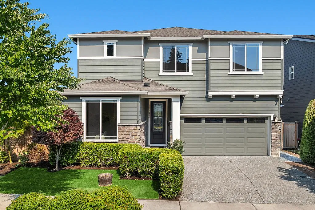 Elevated Kirkland Living w/ Sweeping Cascade Views - 5 bedrooms or more — Photo 1