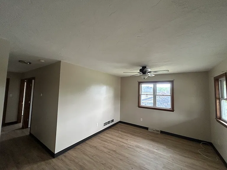 315 W Miller Ave — Photo 2