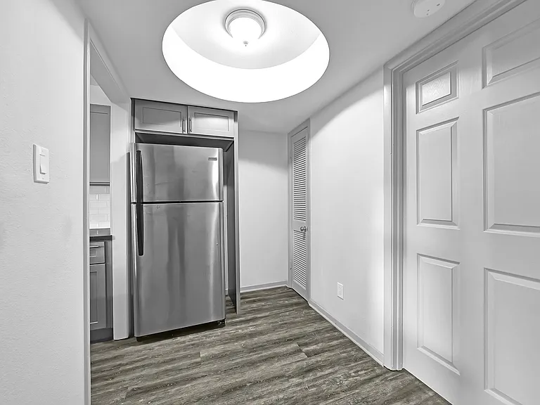 Carrolton Apartments — Photo 11