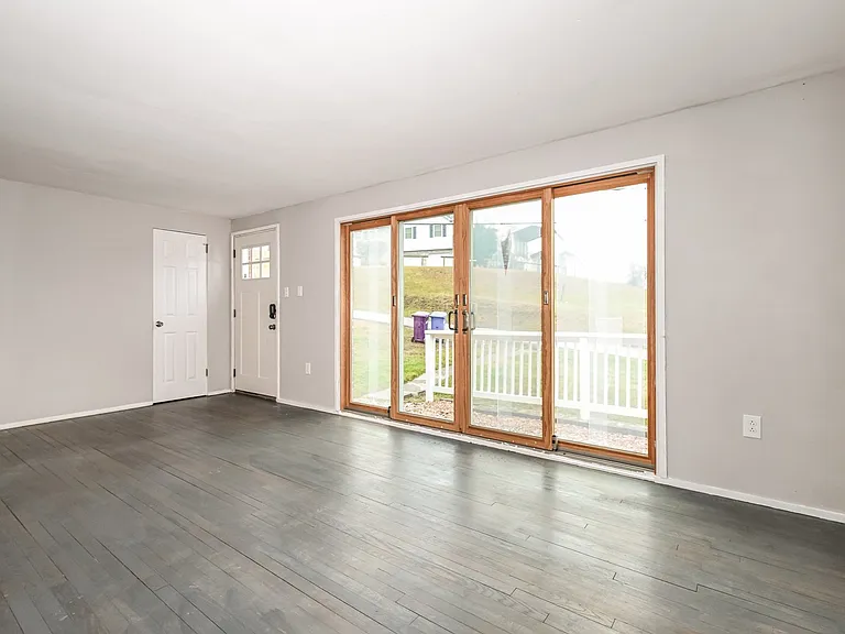 1372297_018_living_room_13526704.jpg