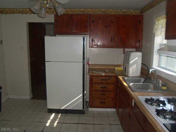 5th image of 225 Patrician Dr