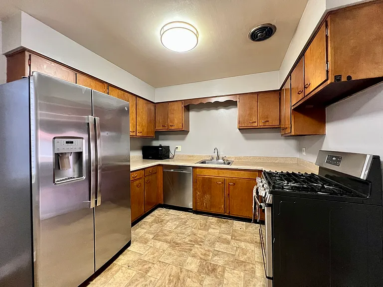 1414 W Chase Ave #D — Photo 5