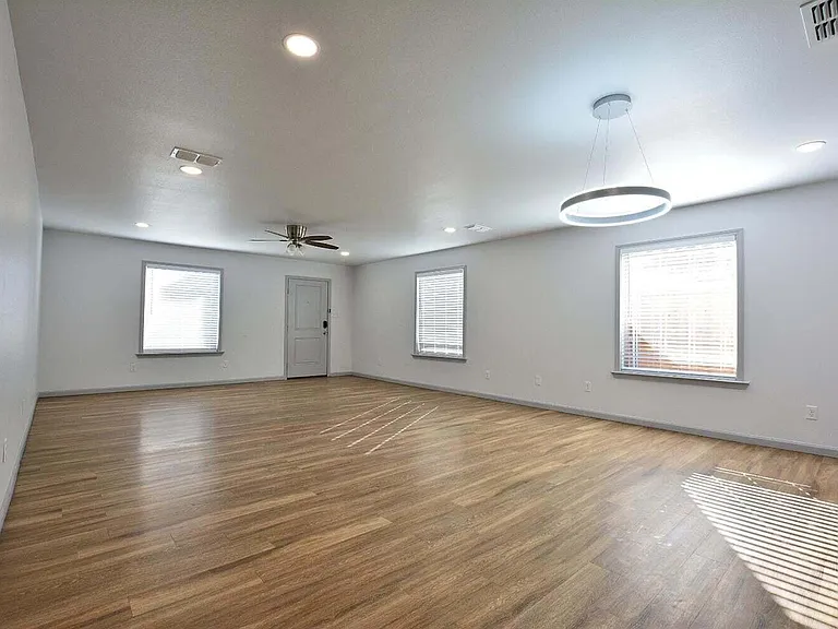 1207 N Essex Ave — Photo 4