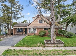 65 Stonecutter Rd, Levittown, NY 11756