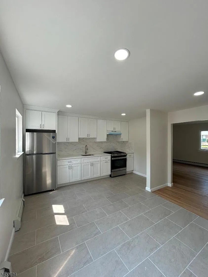 2 bed, 1.0 bath, $2,500 — Photo 3