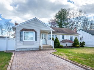 9 Crestline Ave, Bethpage, NY 11714