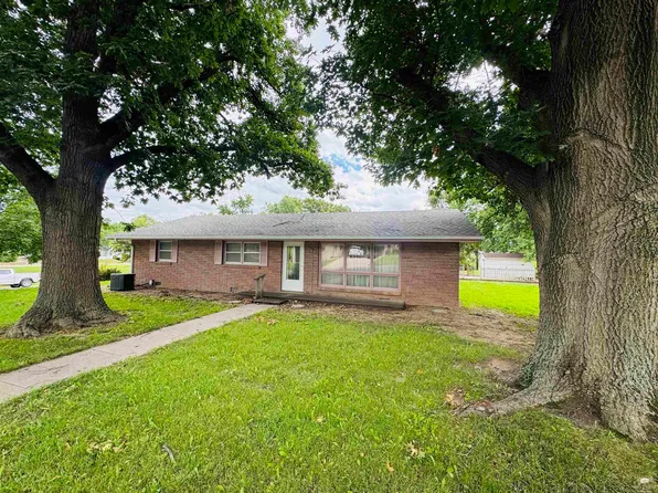 1721 Carolyn Dr, Clay Center, KS 67432