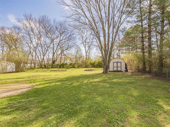 4th image of 133 Crestwood Dr