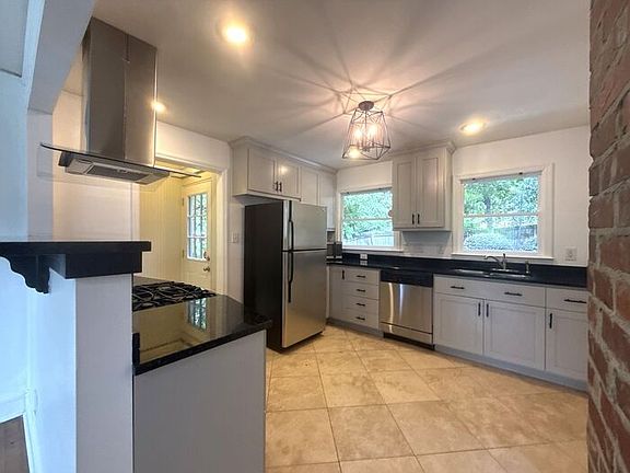 4th image of 526 W Kingston Ave
