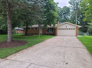 5075 Douglas Dr, North Olmsted, OH