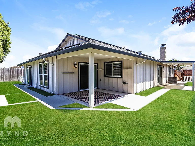 9835 Honey Bear Ln — Photo 17